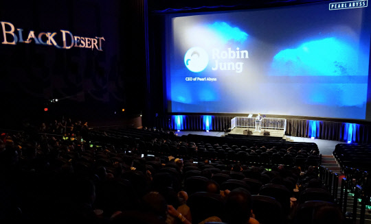 정경인 펄어비스 대표가 11일(현지시간) 미국 LA '리갈 시네마 LA라이브 스타디움'에서 열린 '인투 디 어비스' 행사에서 발표하고 있다. 펄어비스 제공
